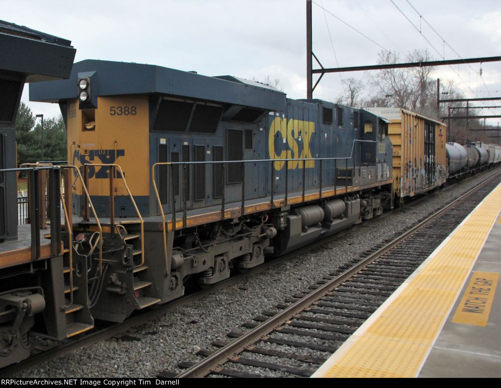 CSX 5388 on Q410